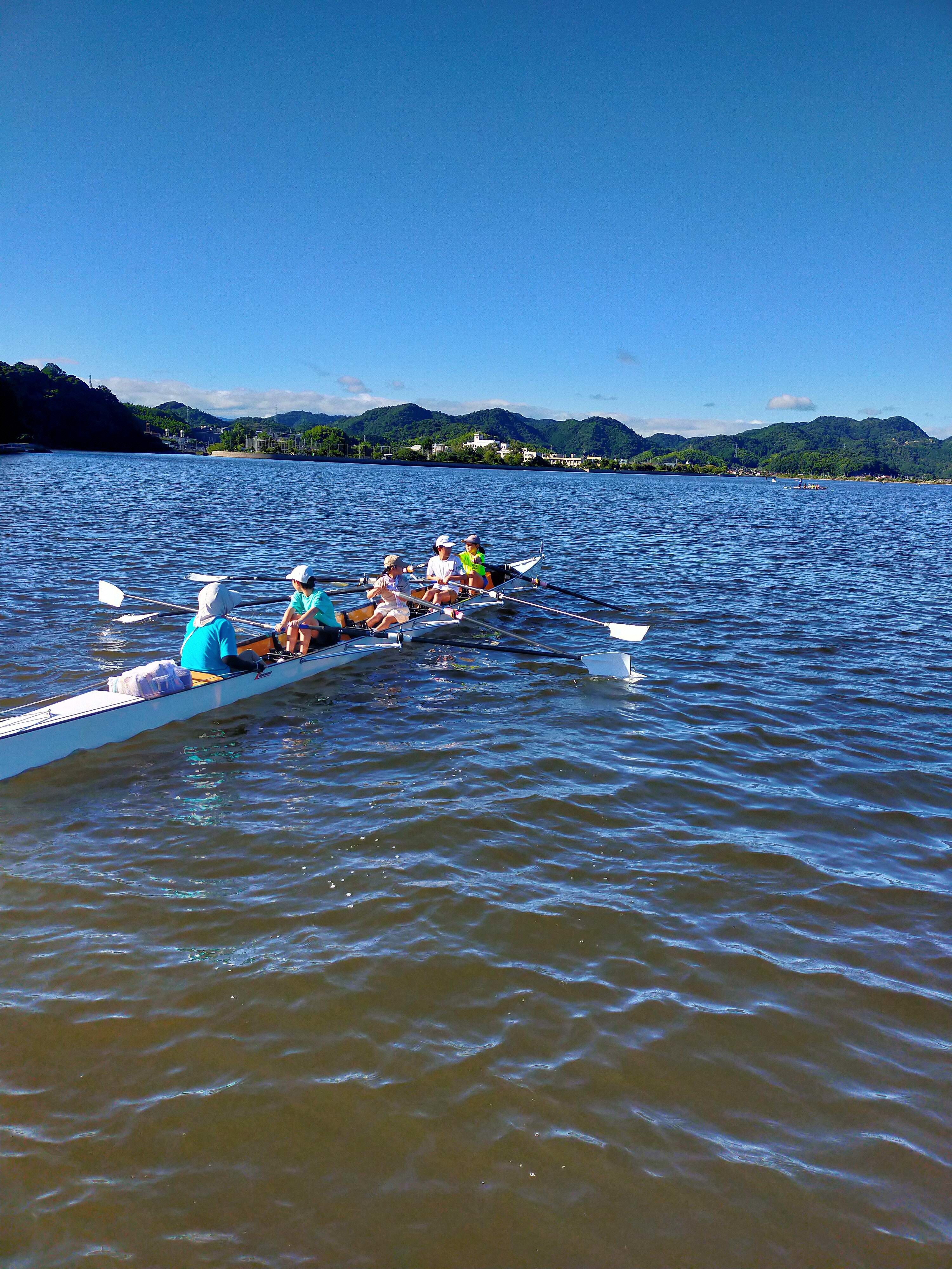 これまで３６年間行ってきた、夏休みの時期に小中学生を対象としたボートを漕ぐ体験会を開催した時の写真です。