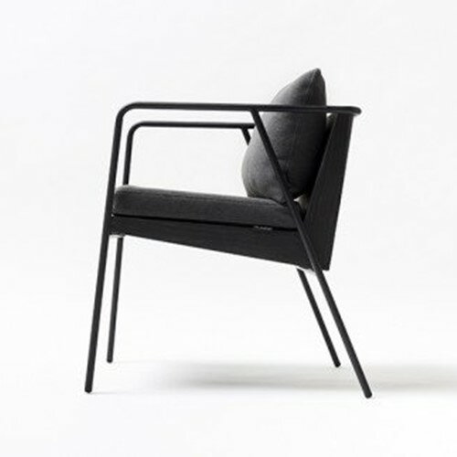 【ふるさと納税】【FIL】ダイニングチェア -スミ リミテッド- MASS Series Dining Chair -SUMI LIMITED-　小国杉 椅子 チェア 背もたれ 肘掛 クッション インテリア 家具 木製 無垢材 天然木 炭 黒 受注生産 おしゃれ リビング ギフト 熊本 阿蘇 南小国町 送料無料