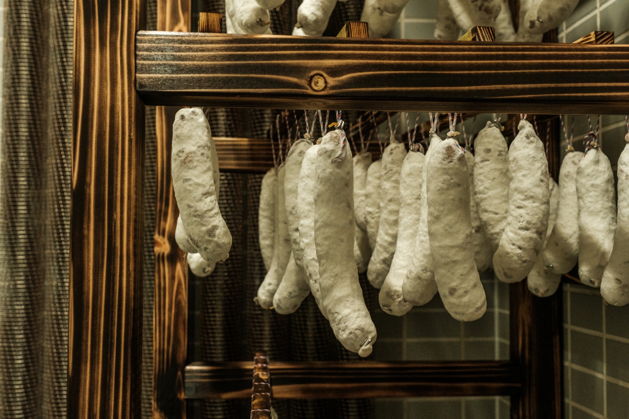 【おつまみに最適】白カビドライソーセージ(チョリソー) サッカム2 豚肉 発酵 熟成 北海道 せたな町 ふるさと納税