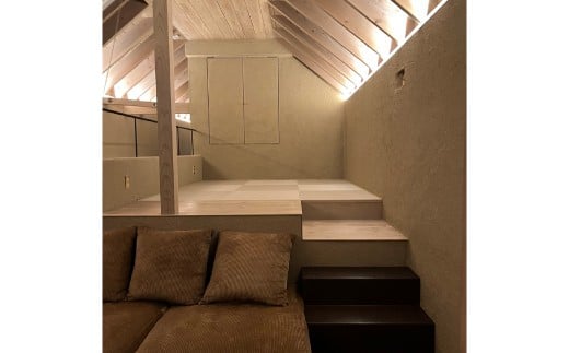 土壁の質感と差し込む光が柔らかな空間