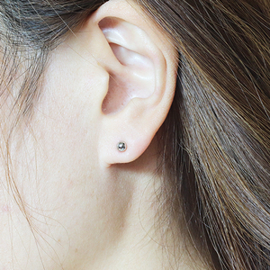 プラチナ　4mm　ミラーボールピアス