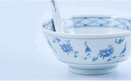 有田焼 究極のラーメン鉢 染花紋・赤花紋 ペアセット レンゲ付【まるぶん】食器 器 うつわ 磁器 陶磁器 麺鉢 ラーメン鉢 丼 丼ぶり どんぶり手描き 花 ブルー レッド ギフト A65-45