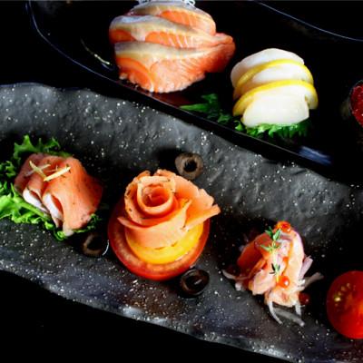 ふるさと納税 斜里町 北海道 知床産 サーモンスライス(スモーク)70g×4パック　化学調味料不使用 |  | 01