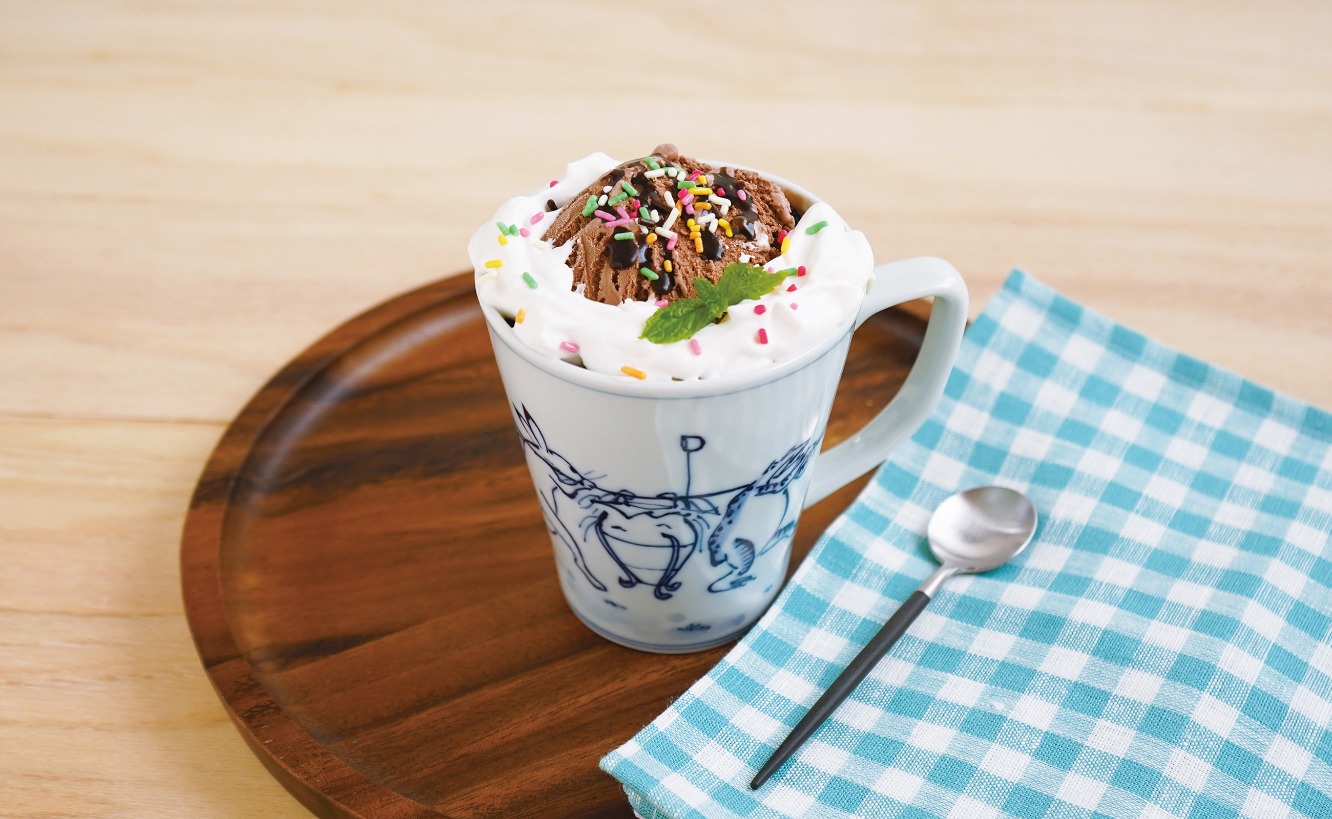 
            有田焼 染付鳥獣戯画 酒樽ゆったりマグカップ よう楽庵・たかす A22-37 
          