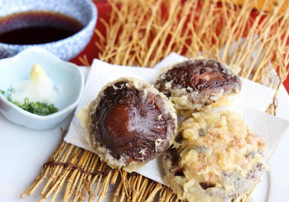 八海山の雪解け水が豊富な地下水使用】　肉厚な生椎茸（菌床）　【原材料からすべて国産