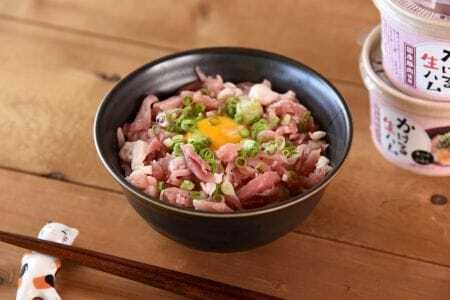 ＜【定期便】全3回隔月　かける国産生ハム80ｇ×4個×3回＞ 国産 豚肉 お肉 生ハム 短冊 フレーク状生ハム テレビ紹介 メディアトッピング ご飯 ご飯のお供 ごはん かけるだけ ユッケ サラダ お