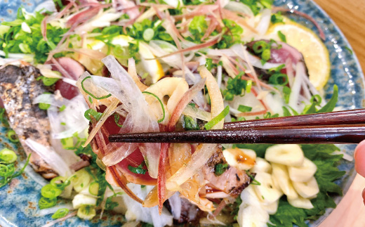 魚市場 の目利きが 厳選 本場 高知 の カツオのタタキ 約500g（ スライス済み タレ付き 血合い抜き ） 冷凍 海鮮 海の幸 魚 魚介 かつお カツオ 鰹 たたき タタキ グルメ 新鮮 ごちそう