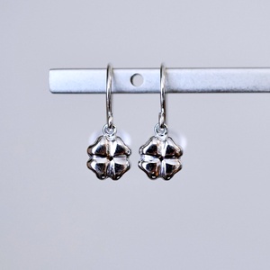 K18WG(18金) ホワイトゴールド 地金 クローバー ピアス フックタイプ シンプル 幸運 希望 幸福 愛情 健康 保証書付 KO-0069 242-027-b