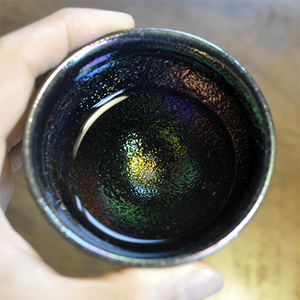 ＜虹の器～窯変天目～＞地元のシラスを調合した釉薬でつくった、虹色に輝く窯変天目のぐい呑み【C-1103-kr】【生楽陶苑】
