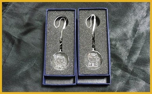 
            M83 追い出し猫ガラスストラップ
          