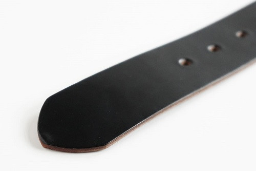 ピンホールは約2.5 cm間隔で5個開いています。