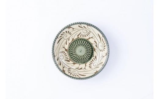 皿 ＜受注生産品＞緑釉唐草白抜線彫 ( 5寸皿 × 1枚 )｜沖縄 那覇市 日用品　皿 どんぶり 鉢  唐草線彫 受注生産 手作り 伝統工芸  やちむん