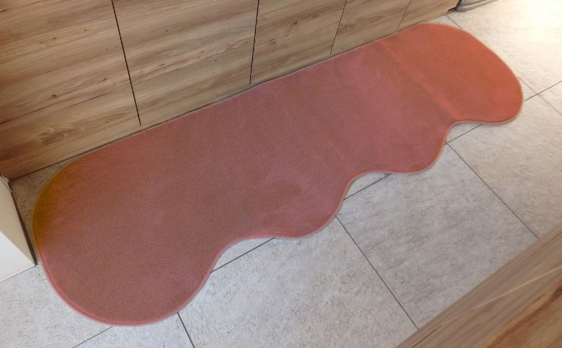 diw0304 北欧風キッチンマット ラグマットタイプ 65×240cm ピーナッツ型 ライトマホガニー 抗菌防臭 SEK 織人しきもの屋工房