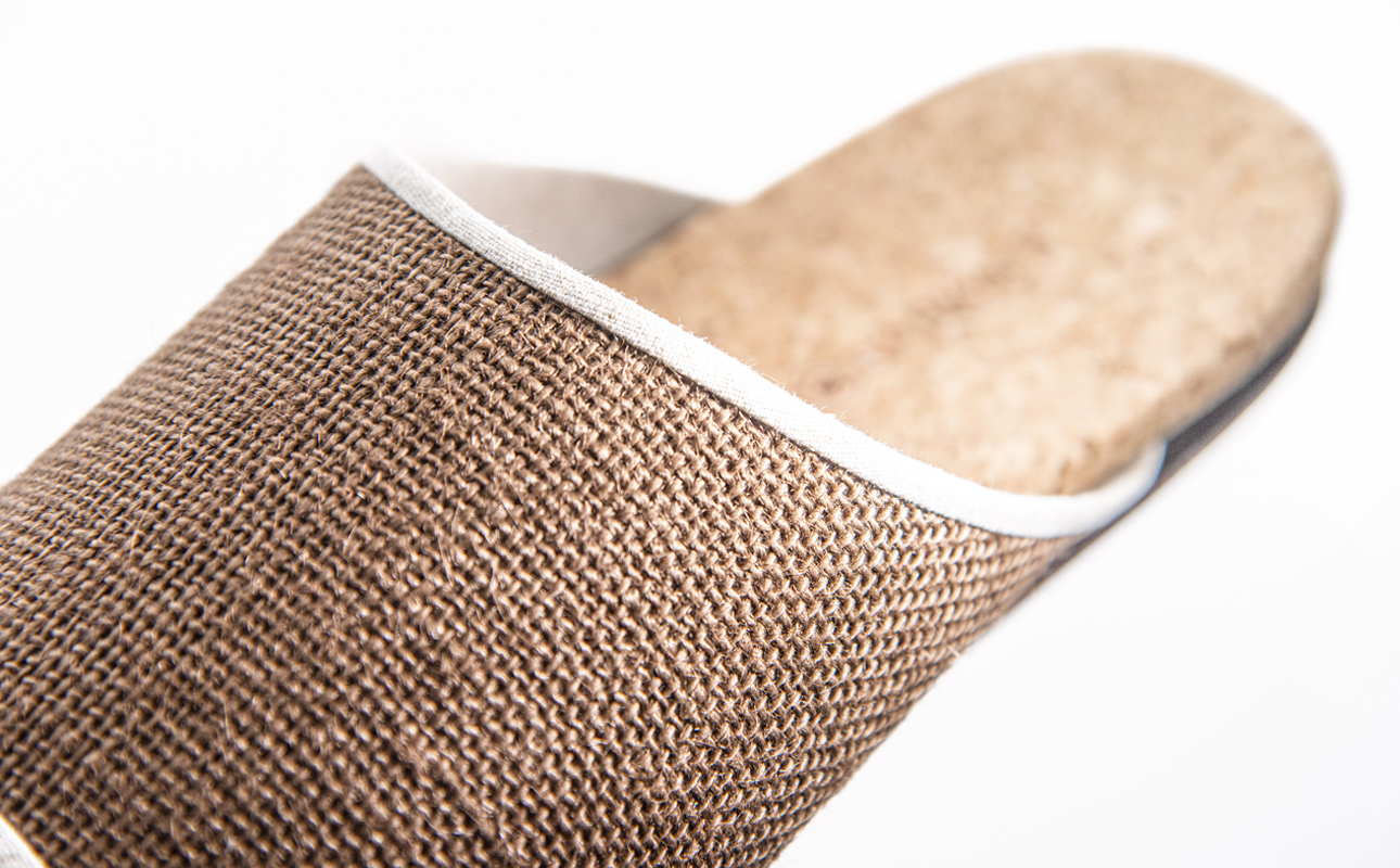 ルームシューズの理想形。天然素材、静音性、高反発クッションで足にやさしい、コルクでむれにくい、綿や麻の素材で、春夏らしいデザイン。「バークオブケイ」コルクルームシューズ爽（Made in Japanの