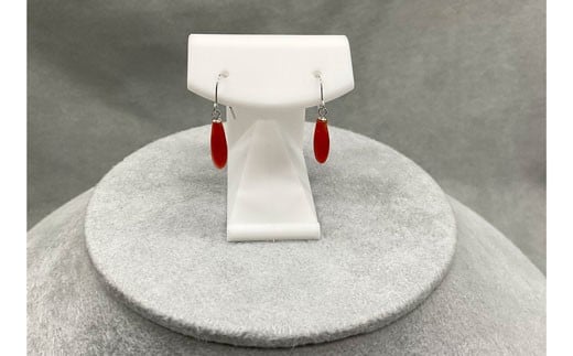 
さんごの吉良：赤珊瑚のドロップ型ピアス
