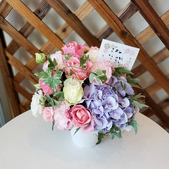 
                  優しい色合いのフラワーアレンジメント 1個 花 生花 フラワー ギフト プレゼント 贈り物 お祝い 記念日 誕生日 母の日 敬老の日 インテリア 雑貨 飾り おしゃれ 華やか かわいい 季節の花 アレンジメント ブーケ 花束 癒し 空間 岩手県 盛岡市 東北 岩手 盛岡 有限会社田村フローリスト
                