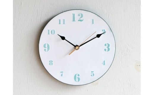 壁掛け時計 白地×水色 文字盤Ｍ | 時計 壁掛け 七宝 七宝焼き 装飾 インテリア シンプル シック デザイン 陶器 作家 電池付き アナログ クリスマス 入学祝い 結婚記念日 記念日 お祝い 誕生日 ギフト 作家 作品 手づくり Kenichi Kondo 埼玉県 北本市