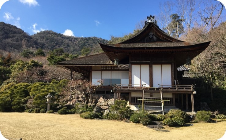
            大河内山荘特別観覧＋高僧の揮毫色紙　 ※寄附金は文化財保護に使途を限定しています。
          