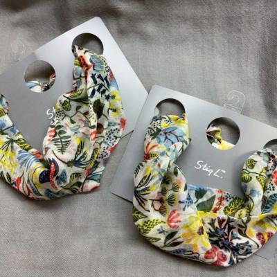 ふるさと納税 西桂町 【わんことお揃いスカーフ】天然素材生地の高級ストール残布で製造!簡単マグネット着脱　ハーバリウム柄白 |  | 01