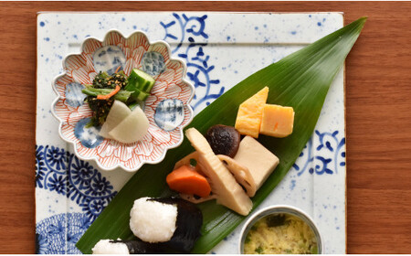 有田焼 文青 菊形小皿 3枚セット【まるぶんオリジナル】食器 器 うつわ 磁器 陶磁器 和食器 取皿 小皿 豆皿 菊 染付 赤絵 初期伊万里 お正月 ハレの日 赤 青 電子レンジ対応 aw058