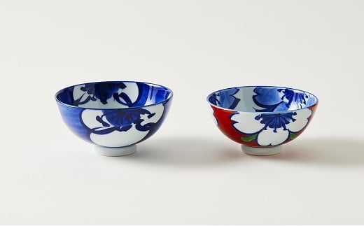 
【源右衛門窯】有田焼／染付梅絵飯碗（大）・赤濃桜絵飯碗（小）セット
