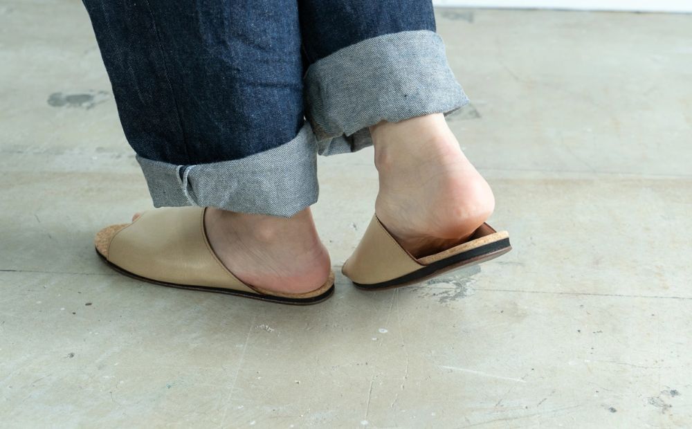 【4足セット】Made in Japanの高品質　ルームシューズの理想形。天然素材、静音性、高反発クッションで足にやさしい、 コルクでむれにくい、来客時も合成皮革とシンプルカラーのデザインで、さりげな