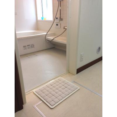 ふるさと納税 茨木市 珪藻土タイルバスマット ホワイトS