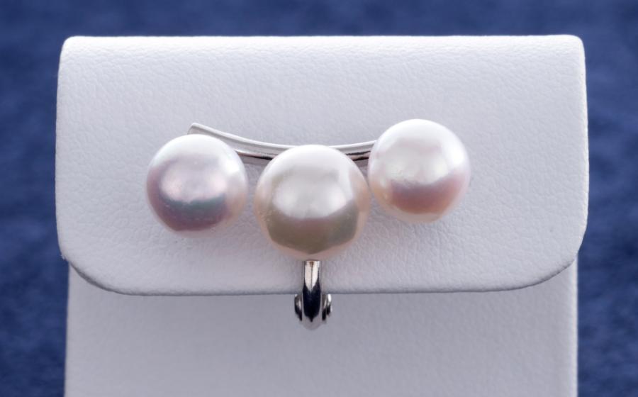 大粒の本真珠が連なる華やかな真珠イヤリング