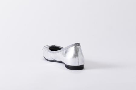 美脚に導く骨盤ケアシューズyui　エナメルライトシルバー【サイズ26.0cm】