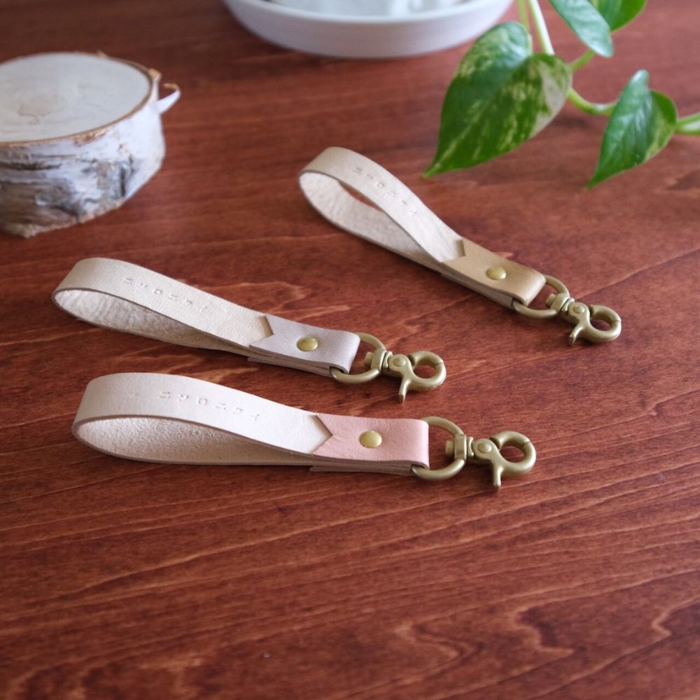 【ふるさと納税】【選べるカラー】エゾ鹿革のフラットストラップ 足寄町/ニソロニタイ ストラップ キーホルダー [BEBG020]