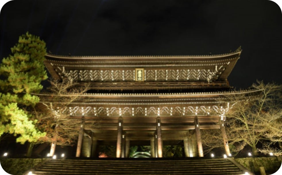 三門 元和7（1621)年、徳川秀忠公が建立した高さ24ｍ、幅50ｍの日本最大級の木造二重門。