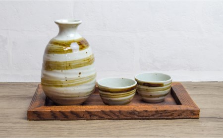 【美濃焼】高田焼　釉重ね酒器揃いうず粉引トレー付き【金陶苑】 酒器 おちょこ ペア 徳利 とっくり セット 熱燗 陶器 冷酒 お猪口 日本酒 [TBX006]