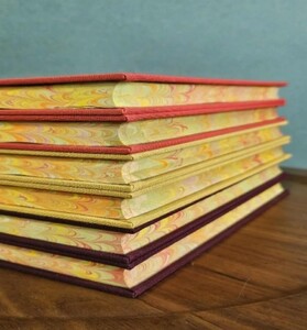 A5秋のマーブル染め 丸背ノート・〔限定〕　赤　無地 