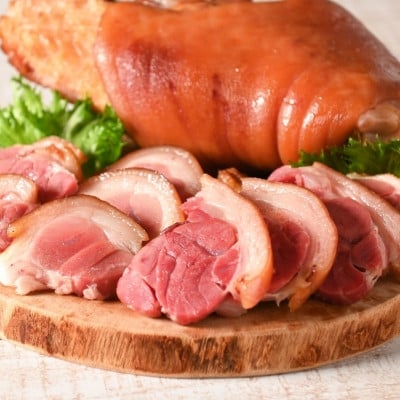 
            沖縄ホーメル 沖縄県産骨付きスモークポーク アイスバイン 国産骨付き豚肉 600g×2本【1687062】
          