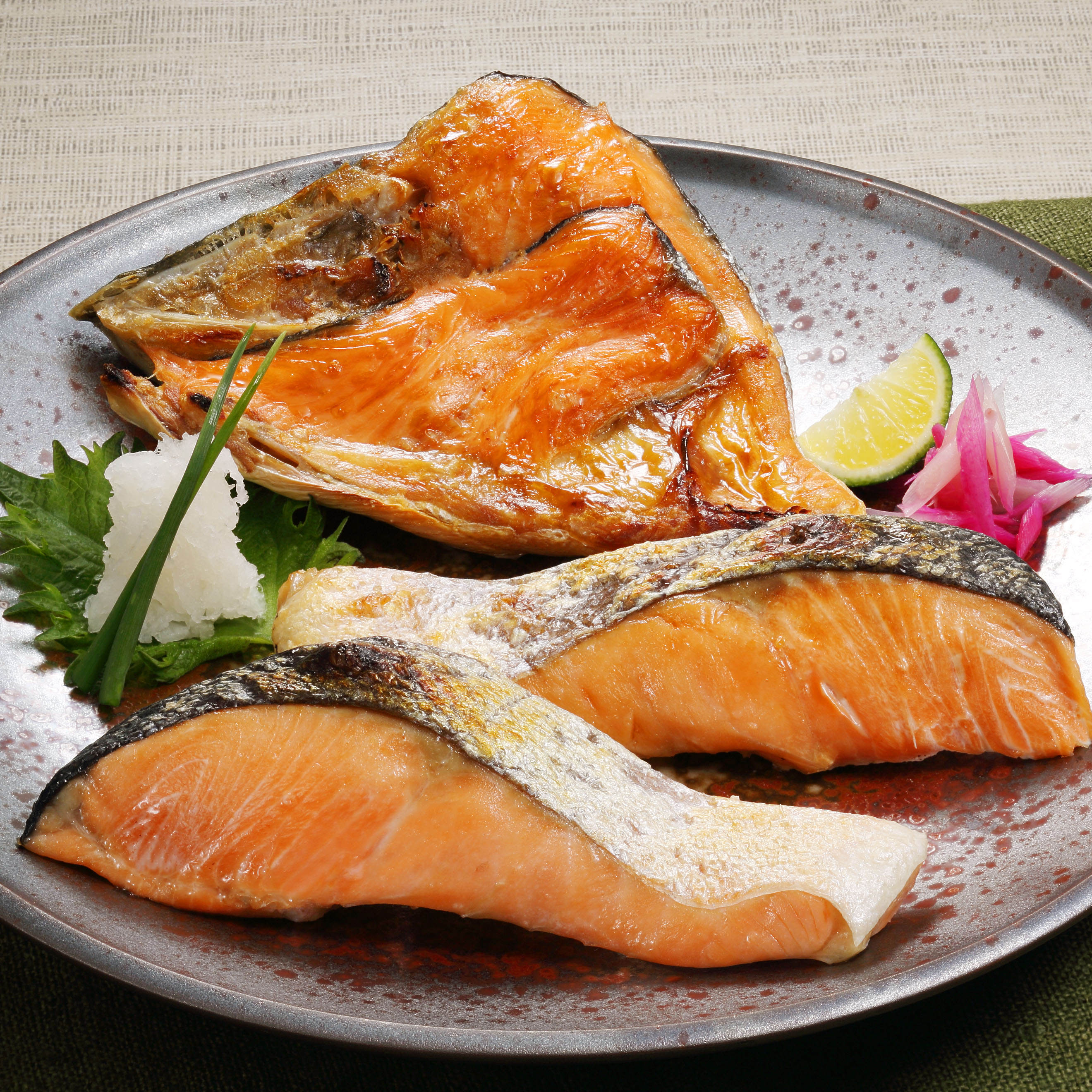 【ふるさと納税】訳あり ふるさと納税 魚 ＼個包装＆化粧箱入り／ 銀鮭姿切身 1.4kg 程良い塩加減と脂乗り 大容量 銀鮭 鮭 切り身 切身 真空パック 贈り物 ギフト にもオススメ さけ シャケ 銀鮭 ふるさと 人気 ランキング 北海道 白糠町
