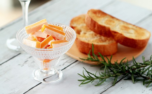 レッドチェダー入り不揃いチーズと鱈の白身サンド 70g×3袋 合計210g 乳製品 チーズ ナチュラルチーズ チェダーチーズ 不揃い おつまみ 【えひめの町（超）推し！（松前町）】（922）