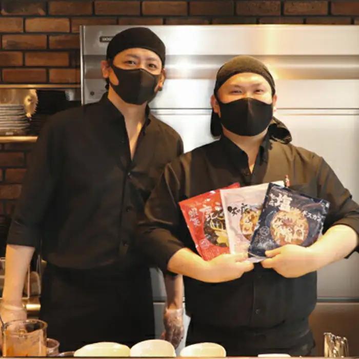 【定期便：全3回】知床ジンギスカン店「そら」知床ジンギスカン味付き生ラム肩ロース900g（300g×3）【1601502】