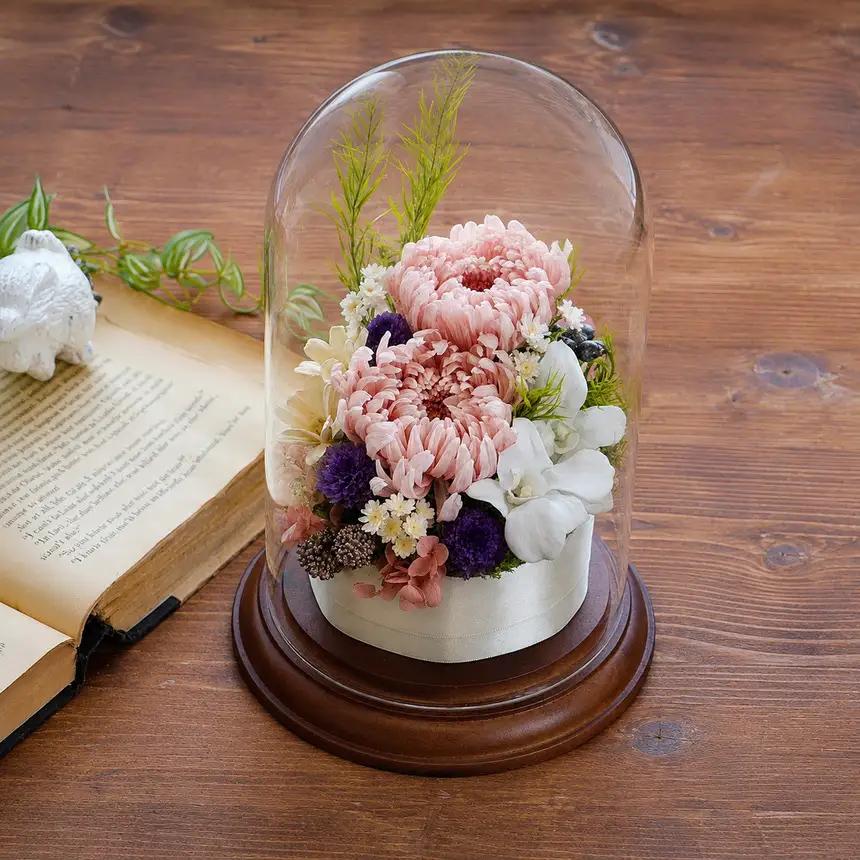 柔らかなピンクと清楚な白い花のガラスドームアレンジメント | Flower Shop 花野果