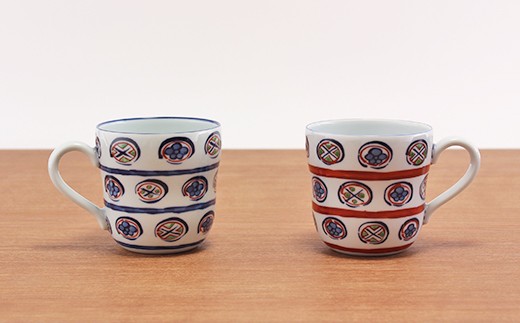 
                  源右衛門窯 染錦丸紋割 組マグカップ 食器 マグカップ ペア 2個 セット 有田焼 和食器 食器 うつわ 器 マグ カップ コーヒーカップ 染錦 青 赤 ギフト 贈答 丸紋 手描き ギフト 贈答 110000円 11万円 A110-54
                