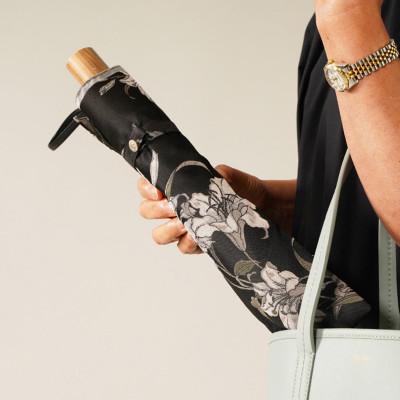 ふるさと納税 都留市 絵おり(百合・ブラック)槙田商店の傘職人が作る大人にぴったりの上品な日本製の晴雨兼用婦人折傘 |  | 01