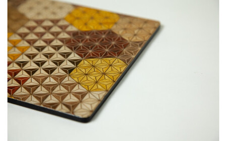 【箱根寄木細工　マウスパッド　亀甲】デスク周りをお洒落に演出【寄木細工マウスパッド亀甲 W180×H180×D5ｍｍ 麻の葉亀甲柄 亀甲模様 木製品　木の温かみ コンパクトサイズ 花台 神奈川県 小田