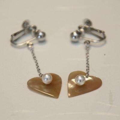 ふるさと納税 志摩市 貝と真珠 イヤリング【ハート:アワビ】 |  | 01