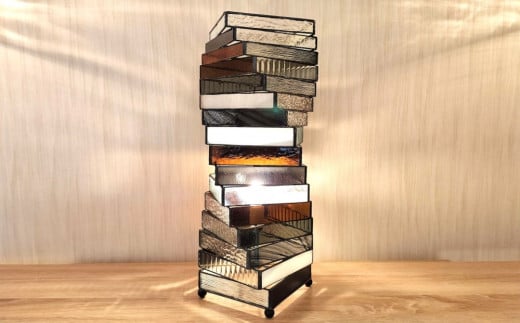 ステンドグラスのランプ(モノトーンシリーズ・Spiralスパイラル)【ステンドグラス ルームランプ 手作り モノトーン ランプ シンプル スタイリシュ 癒し やさしい灯り 日本製 透け感】 K003049