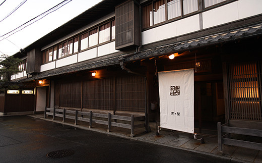 大正元年改築の建物。重厚感のある外観