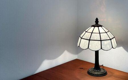 Nijiiro Lamp のステンドグラスのテーブルランプ 木漏れ日 ホワイト【1219656】
