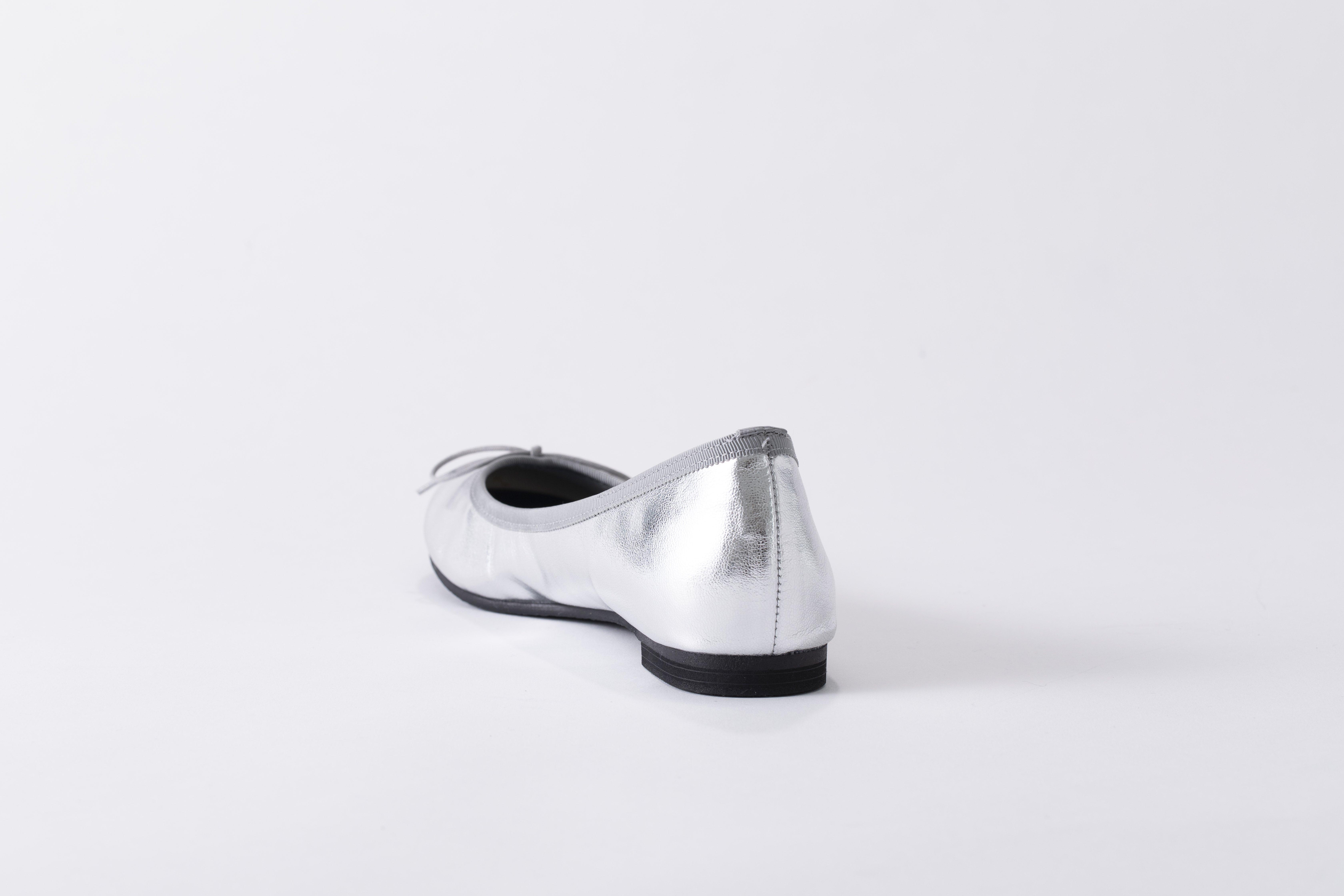 美脚に導く骨盤ケアシューズyui エナメル ライトシルバー【サイズ24.0cm】 DG009VC03_イメージ2