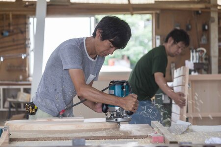 ＜テツボ ダイニングスツール（オイル仕上げ）＞《カラー赤》宮崎県産杉無垢材使用！【MI052-kw-01-02】【株式会社クワハタ】