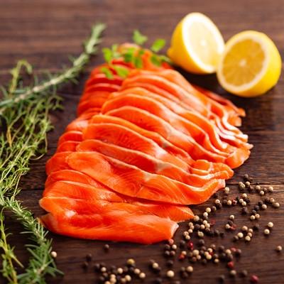 ふるさと納税 紋別市 天然紅鮭無添加スモークサーモン半身(スライス4分割)【2026年4月以降発送】 |  | 03