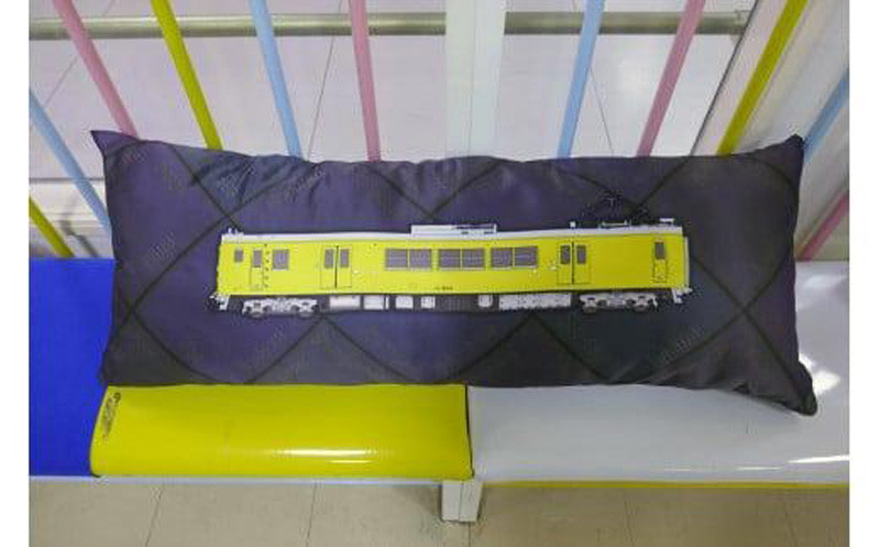 
電車の抱き枕 JR宇部線・小野田線デザイン 100cm×40cm　(現行色) ＪＲ西日本商品化許諾済　【山口県 宇部市 ＪＲ西日本 運行 宇部線 小野田線 国鉄 車両 105系 123系 駅名 文字 レイアウト 抱き枕 電車 枕 インテリア シック 普段使い 寝具 眠り コレクション 乗り物 プレゼント ギフト 贈り物 誕生日】
