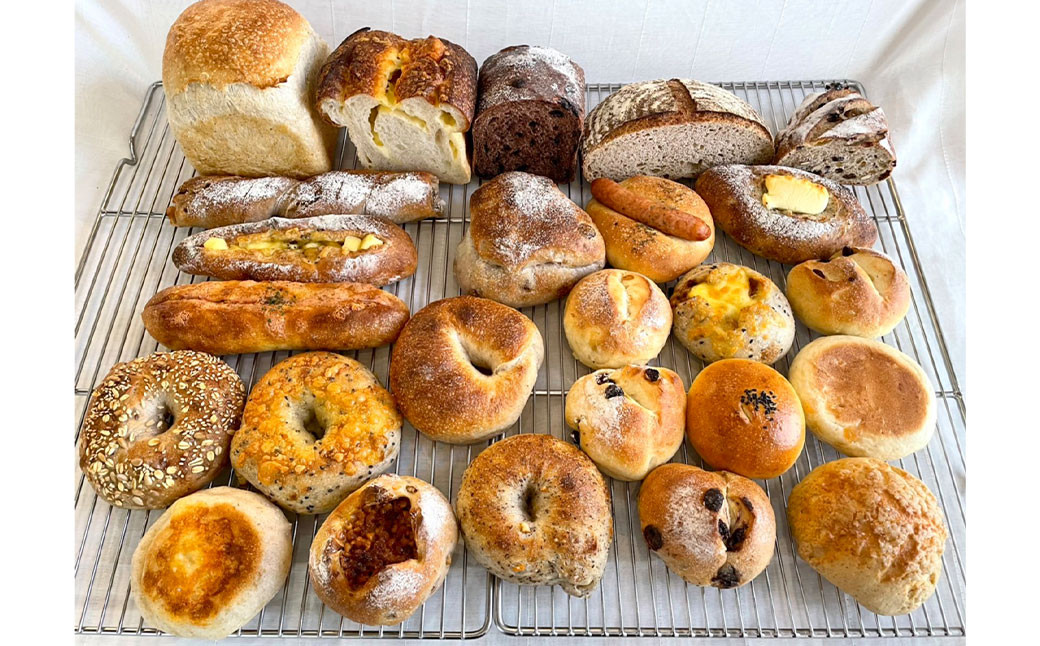 
            【3ヶ月定期便】すべて手作り！添加物不使用！モッチモチ自家製天然酵母パンのわくわく3ヶ月定期便セット 合計30個 
          